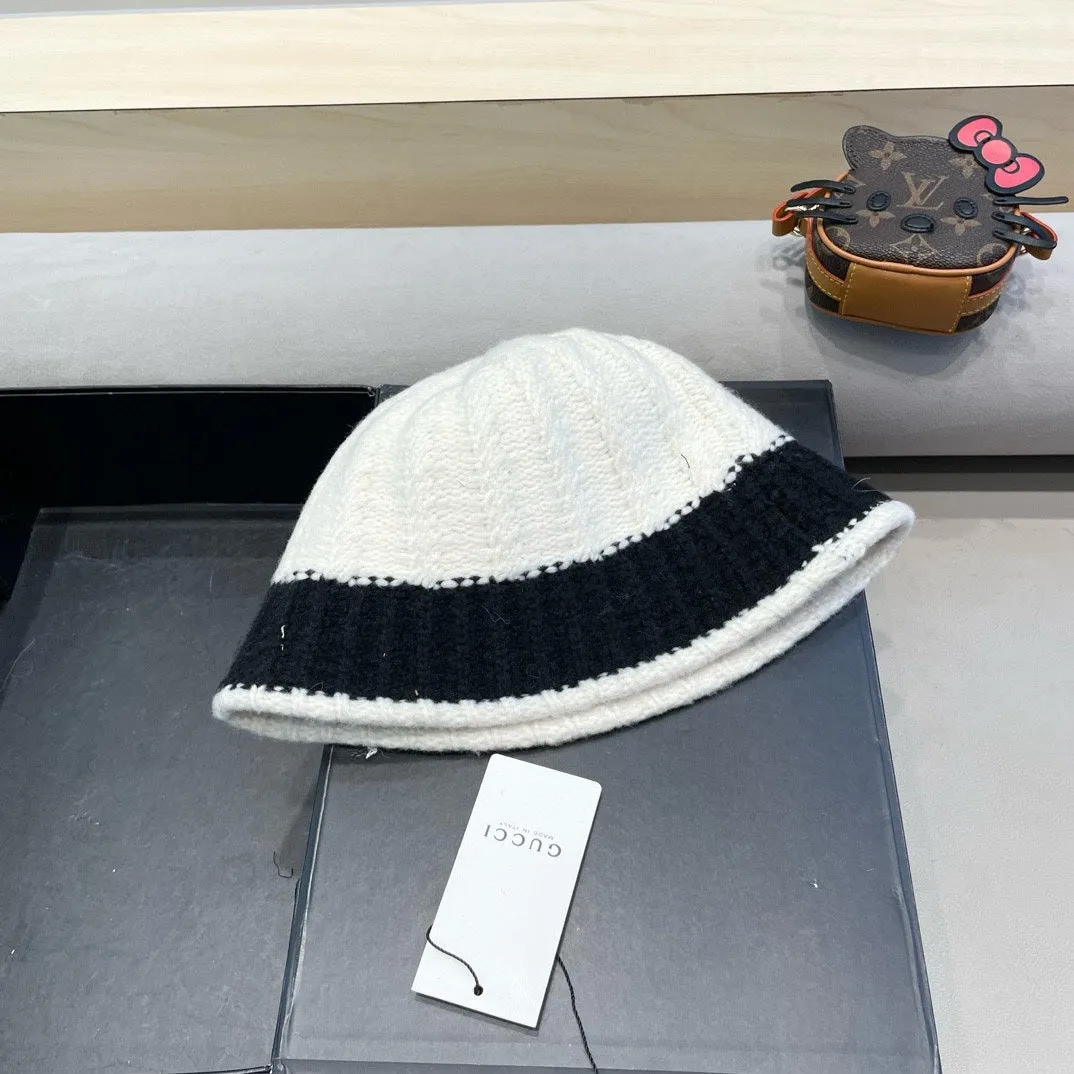 KNIT BUCKET HAT IN WHITE MIX BLACK WOOL 431638