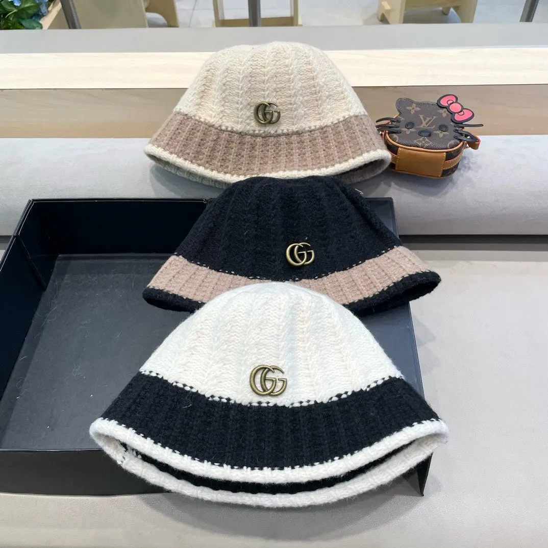 KNIT BUCKET HAT IN WHITE MIX BLACK WOOL 431638